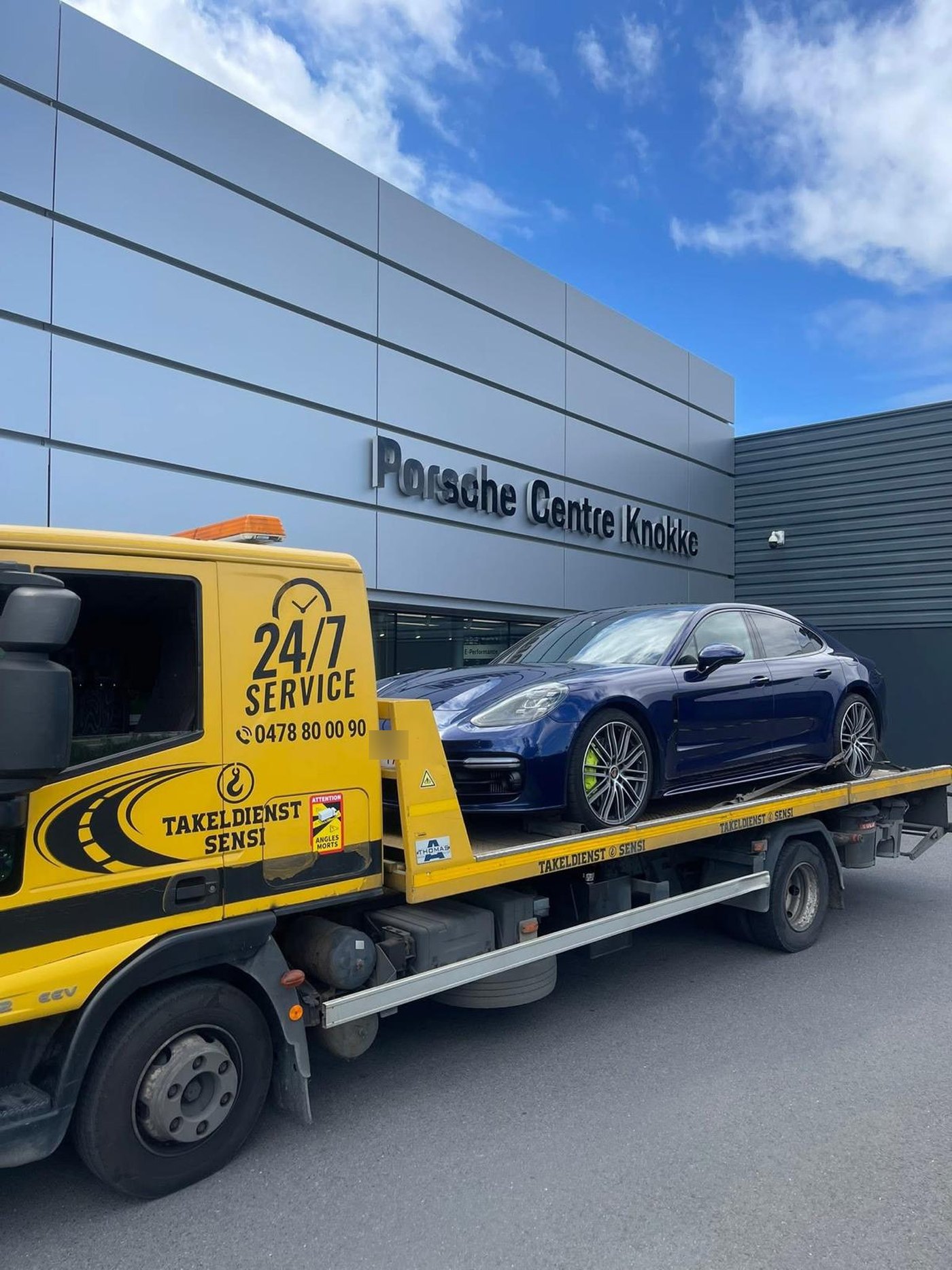 Blauwe Porsche Panamera getakeld naar Porsche Centre Knokke