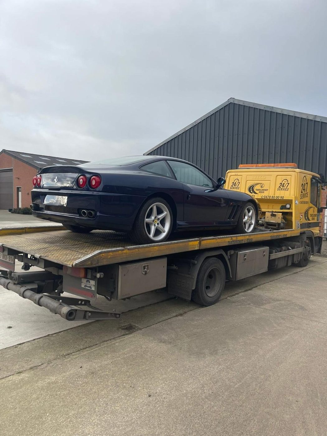 Donkerblauwe Ferrari 550 op de oplegger van Takeldienst Sensi