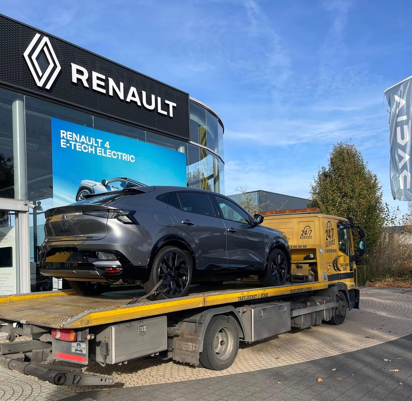 Renault Rafale op de takelwagen van Takeldienst Sensi voor een Renault-garage