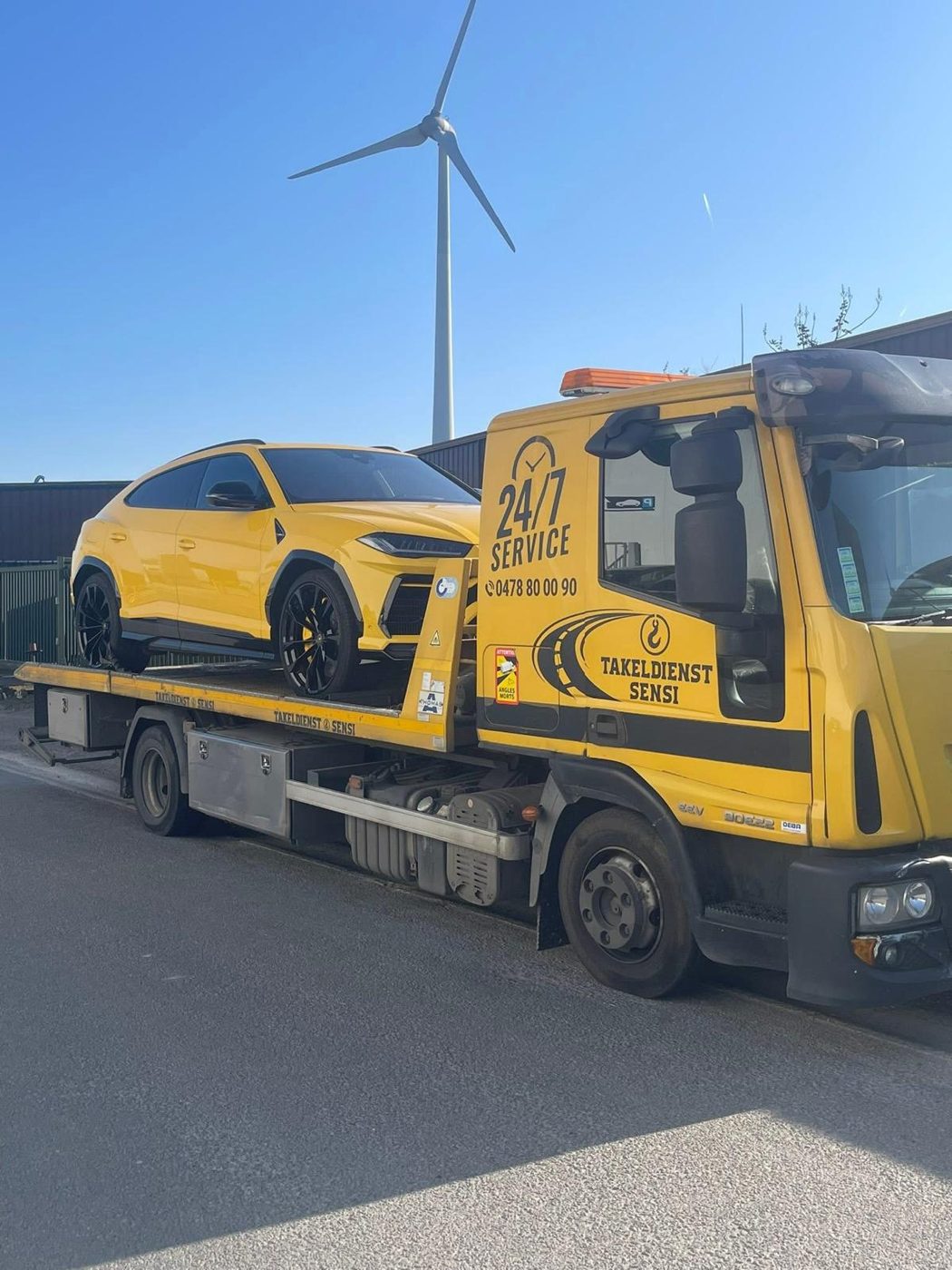 Gele Lamborghini Urus op de takelwagen van Takeldienst Sensi