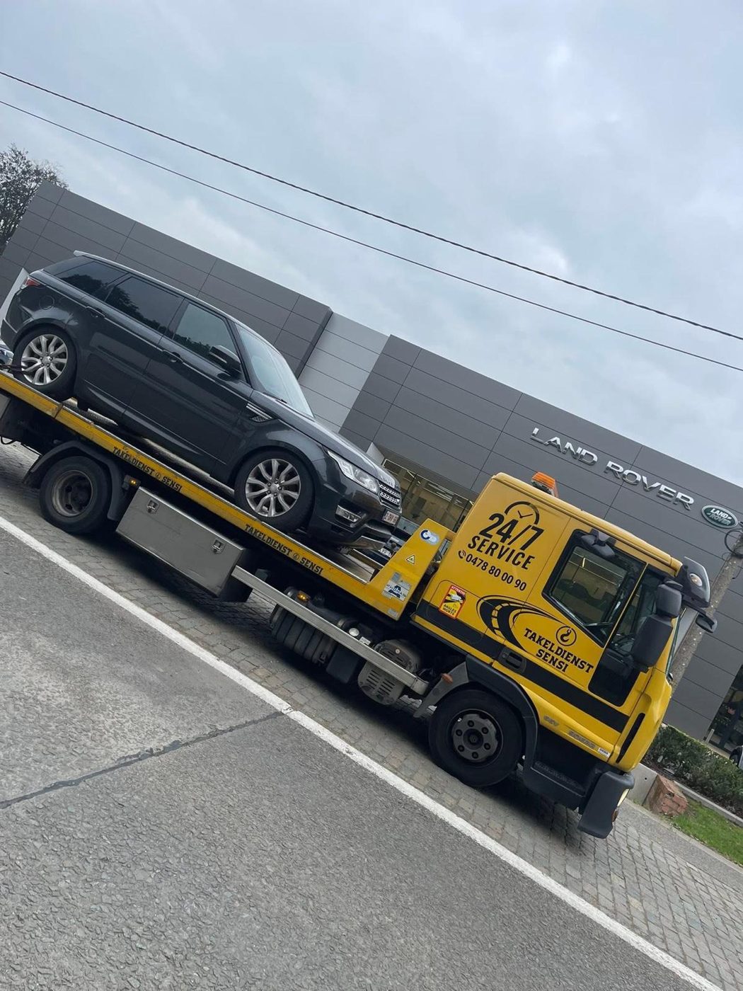 Zwarte Range Rover Sport op de takelwagen van Takeldienst Sensi bij Land Rover