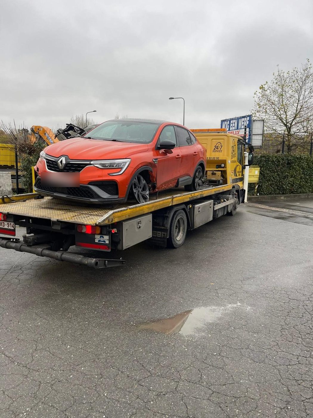Beschadigde oranje Renault Arkana na een aanrijding op de takelwagen van Takeldienst Sensi