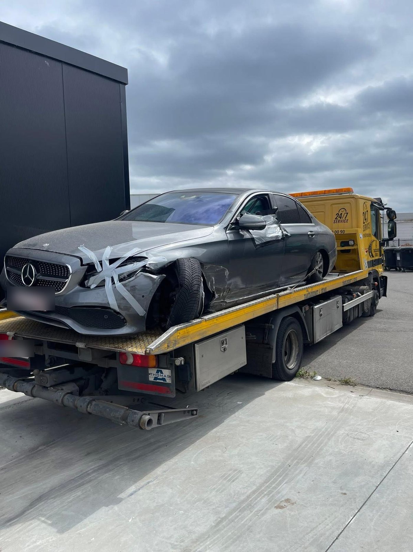 Beschadigde grijze Mercedes na een aanrijding op de takelwagen van Takeldienst Sensi