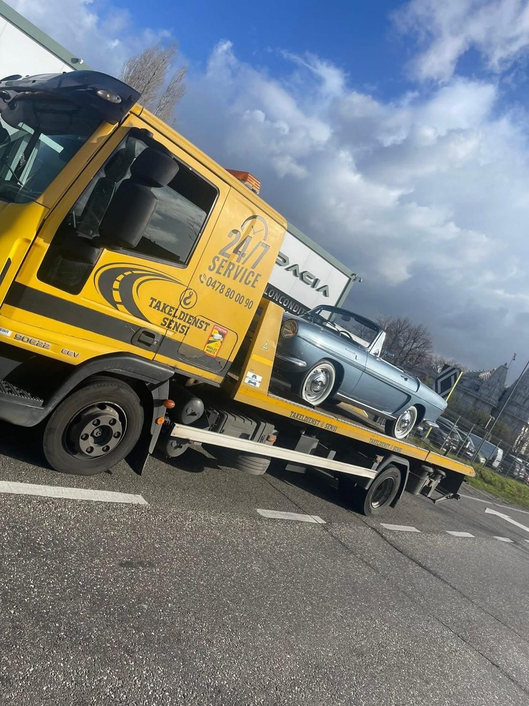 Lichtblauwe Renault Caravelle oldtimer op de takelwagen van Takeldienst Sensi
