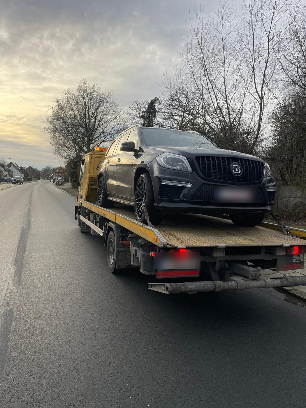 Zwarte Mercedes GL met Brabus-grille op de takelwagen van Takeldienst Sensi