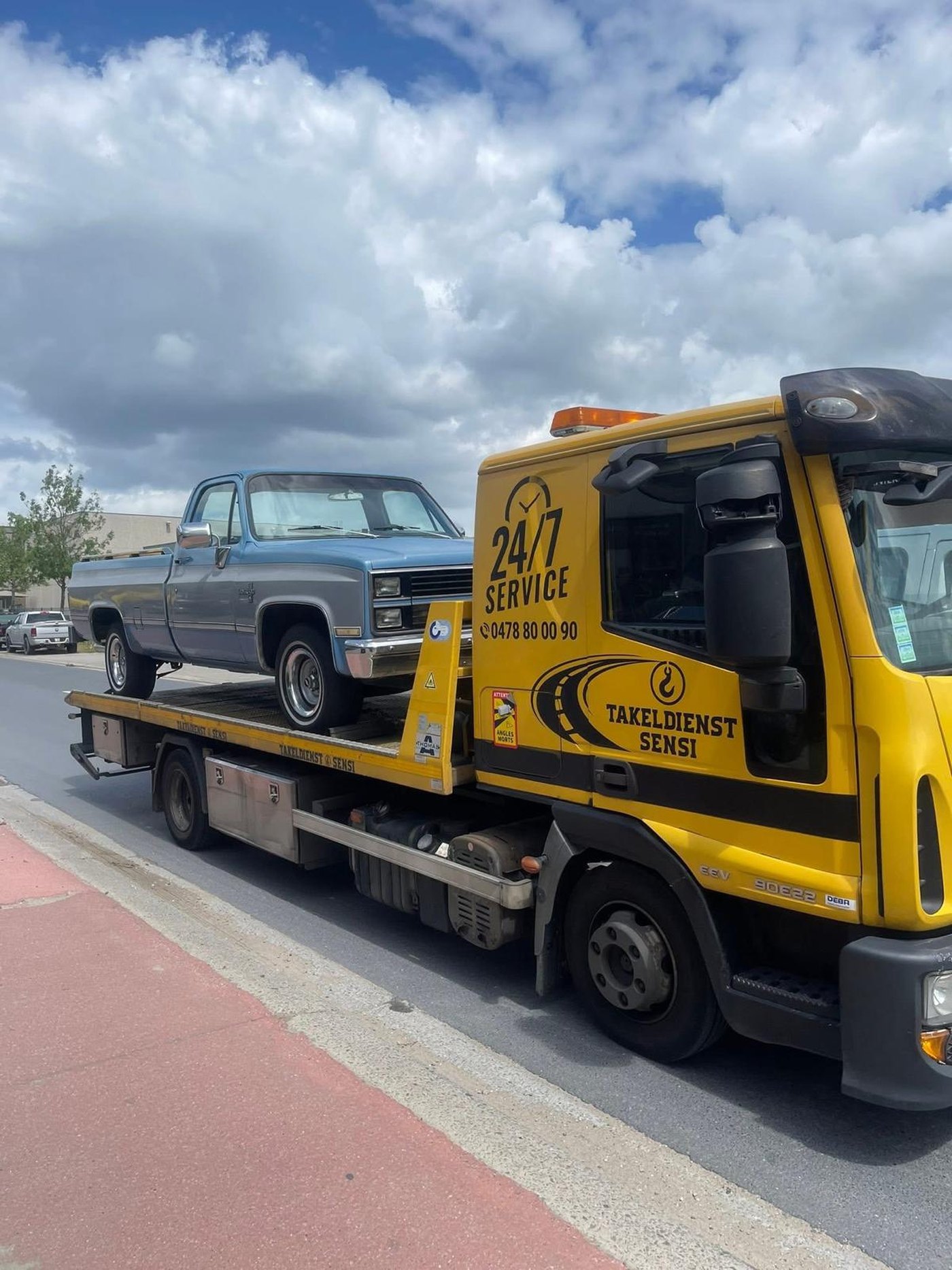 Lichtblauwe Chevrolet pick-up oldtimer op de takelwagen van Takeldienst Sensi