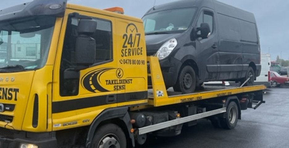 Takelwagen van Takeldienst Sensi met bestelwagen