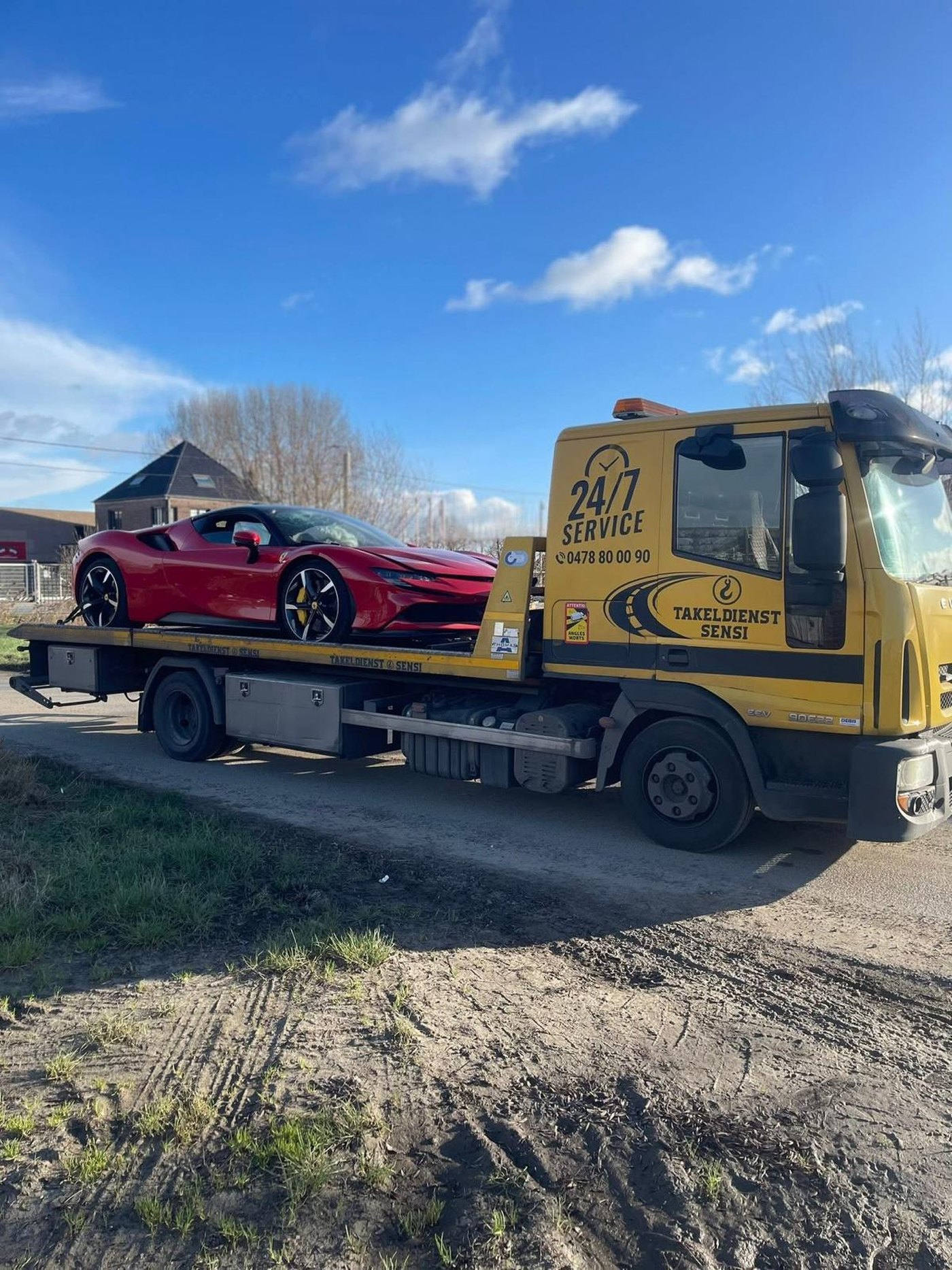 Rode Ferrari SF90 Stradale op de takelwagen van Takeldienst Sensi